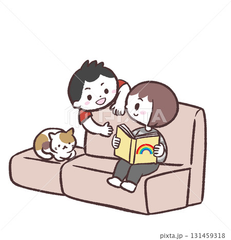 ソファーでくつろぐ子供達と猫のイラスト 131459318