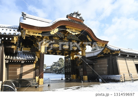 二条城(元離宮二条城)唐門と雪景色の青空 二条城(元離宮二条城)唐門と雪景色の青空 131459697