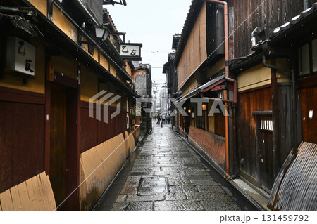 京都市祇園の風情ある路地 切り通し 131459792
