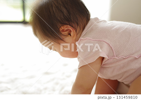 一生懸命にハイハイをする赤ちゃん 131459810