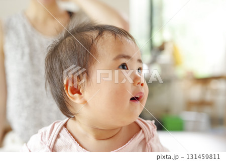 赤ちゃんの愛らしい横顔と表情 131459811