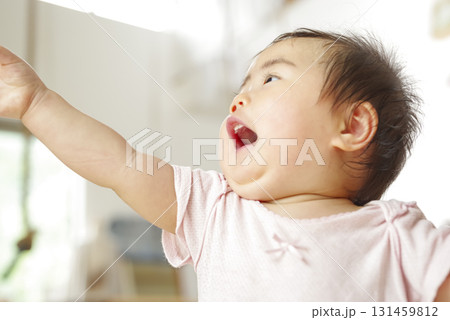 赤ちゃんの愛らしい横顔と表情 赤ちゃんの愛らしい横顔と表情 131459812
