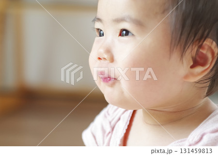 赤ちゃんの愛らしい横顔と表情 赤ちゃんの愛らしい横顔と表情 131459813