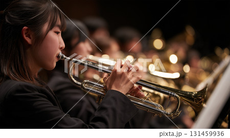 女性がトランペットで輝く金管の響きを奏す 131459936