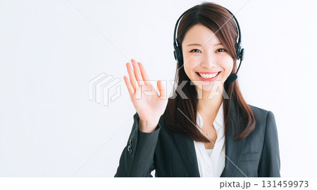 日本人女性がヘッドセットで挨拶する 日本人女性がヘッドセットで挨拶する 131459973