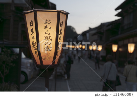 富山市の八尾の伝統的な通りにあり、おわら風の盆で使われる行燈。 富山市の八尾の伝統的な通りにあり、おわら風の盆で使われる行燈。 131460097