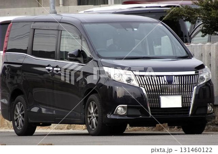 駐車場に停めた車(トヨタ・エスクァイア 初代) 131460122