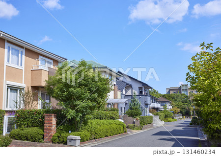 閑静な住宅街の街並み 131460234