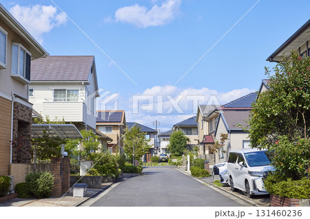 閑静な住宅街の街並み 131460236