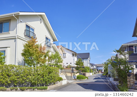 閑静な住宅街の街並み 131460242