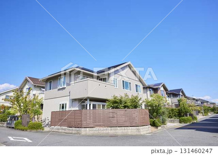 閑静な住宅街の街並み 131460247