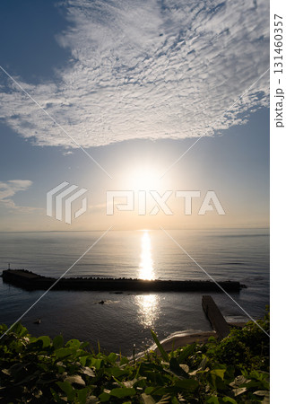 夏の空と海に広がる夕暮れの光芒 131460357
