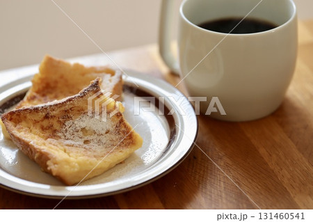 食パンを使ったフワとろフレンチトーストとブラックコーヒー 131460541