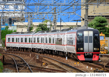 神宮前駅付近を走る名鉄2200系特急 131460723