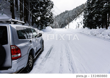 四輪駆動車と雪道 131460860