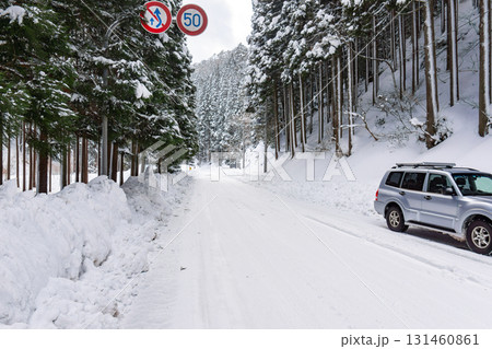 四輪駆動車と雪道 131460861