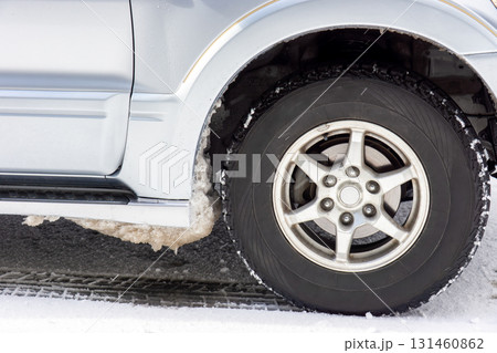 雪道走行で車に付着した雪 雪道走行で車に付着した雪 131460862