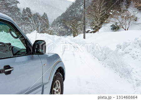 SUVと雪が積もった細い道路 131460864