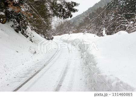 雪が積もった林道 131460865