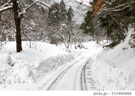 雪が積もった林道と遠くのSVU 131460866