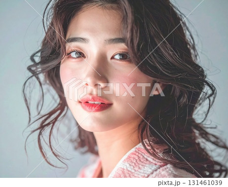 振り向く女性 131461039