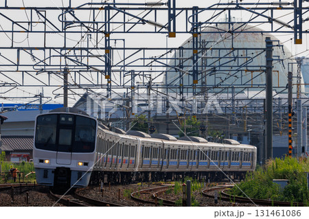 北九州の工業地帯を走るJR九州811系交流型電車 北九州の工業地帯を走るJR九州811系交流型電車 131461086