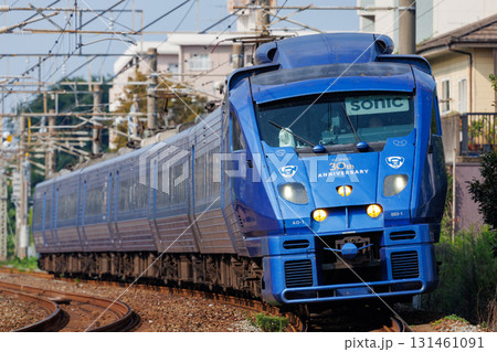 デビュー30周年記念装飾のJR九州883系特急「ソニック」 131461091