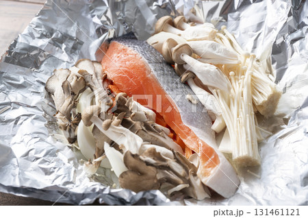 鮭とキノコのホイル焼き 調理前 鮭とキノコのホイル焼き 調理前 131461121