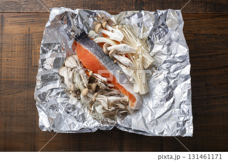 鮭とキノコのホイル焼き　調理前 131461171