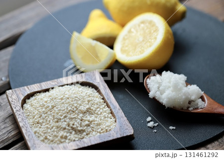 混ぜる前のレモン麹の材料 米麹と粗塩とノーワックスレモン 混ぜる前のレモン麹の材料 米麹と粗塩とノーワックスレモン 131461292