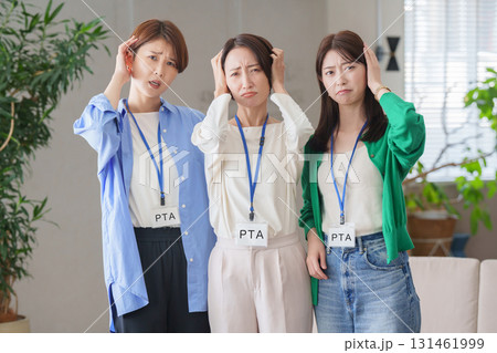 PTA役員の母親たち 131461999