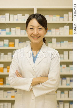 調剤薬局で働く女性薬剤師、笑顔で対応する医療スタッフ 131462511