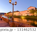 運河を照らす夕焼けと倉庫群の風景（北海道小樽） 131462532