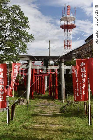 御城稲荷神社の赤い鳥居と旗 伝統と現代が交差する風景 御城稲荷神社の赤い鳥居と旗 伝統と現代が交差する風景 131462548