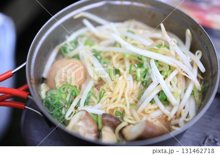 アウトドアで作るインスタントラーメン 131462718