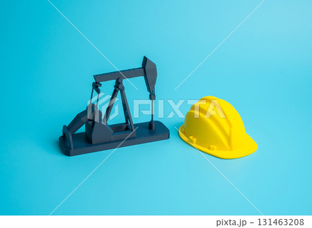 Increasing oil production. Construction of new oil wells and pumps. Energy resources, global trade, industry growth, fuel security, and investment opportunities in the oil sector. Increasing oil production. Construction of new oil wells and pumps. Energy resources, global trade, industry growth, fuel security, and investment opportunities in the oil sector. 131463208