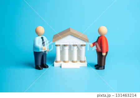 Resolving a dispute in court. The bank and the contract. Concept of justice, finance, legal risks, regulation, litigation, corporate ethics, and resolution of financial conflicts. Resolving a dispute in court. The bank and the contract. Concept of justice, finance, legal risks, regulation, litigation, corporate ethics, and resolution of financial conflicts. 131463214