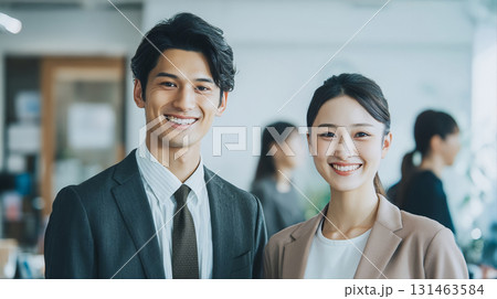 アジア人男女社員のイメージ01 アジア人男女社員のイメージ01 131463584