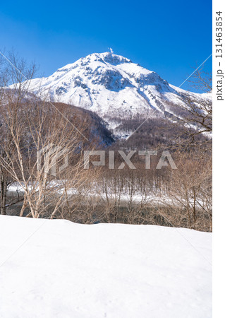 雪化粧した焼岳 冬の上高地トレッキング 長野県松本市 雪化粧した焼岳 冬の上高地トレッキング 長野県松本市 131463854