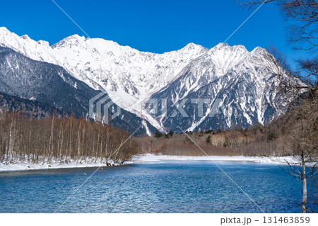 大正池と雪化粧した奥穂高岳と吊尾根　冬の上高地トレッキング　長野県松本市 131463859