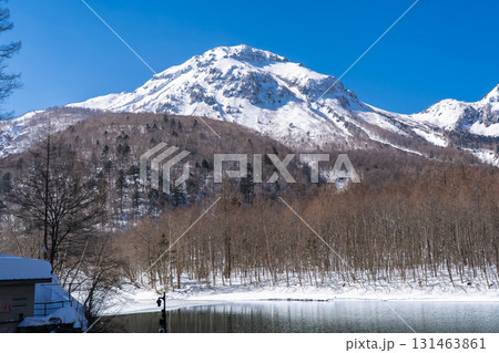 雪化粧した焼岳　冬の上高地トレッキング　長野県松本市 131463861
