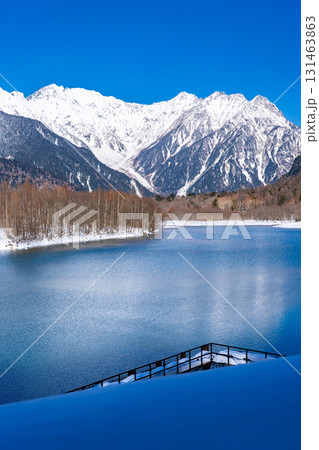 大正池と雪化粧した奥穂高岳と吊尾根　冬の上高地トレッキング　長野県松本市 131463863