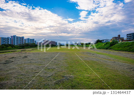 夕暮れ前の河川敷と高層住宅｜都市と自然が調和する風景 131464437