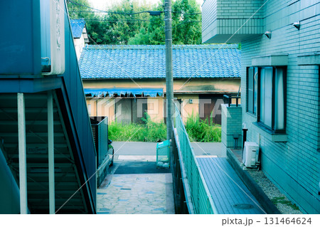 現代と昭和が交差する住宅街の風景 131464624