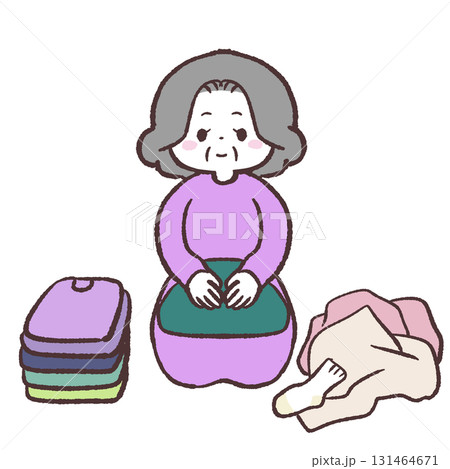 服をたたむシニア女性のイラスト 131464671