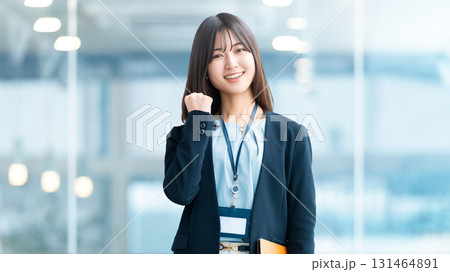ガッツポーズをする女性・ビジネスウーマン ガッツポーズをする女性・ビジネスウーマン 131464891