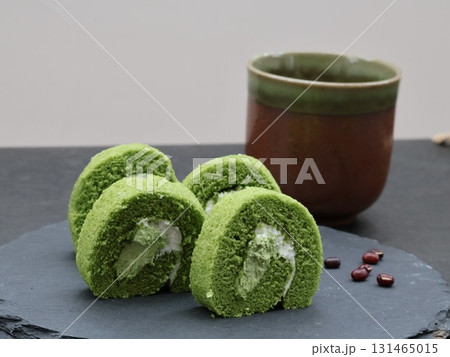 抹茶ロールケーキと抹茶 抹茶ロールケーキと抹茶 131465015