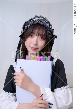 ノートを持つ地雷系女子 131465313