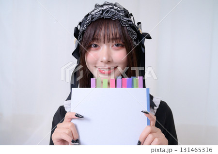 ノートを持つ地雷系女子 131465316