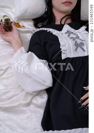 薬を持ってベッドに横たわる地雷系女子 131465549